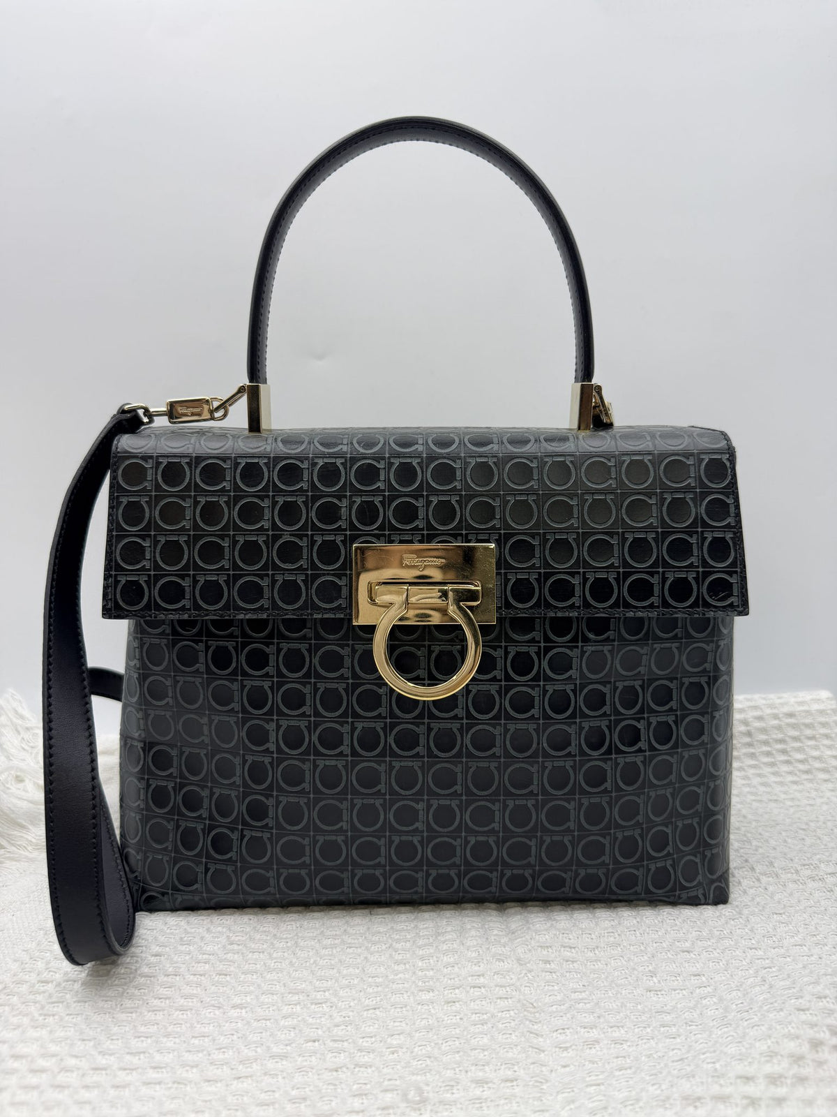 ferragamo gancini black logo leather stock no 0250014