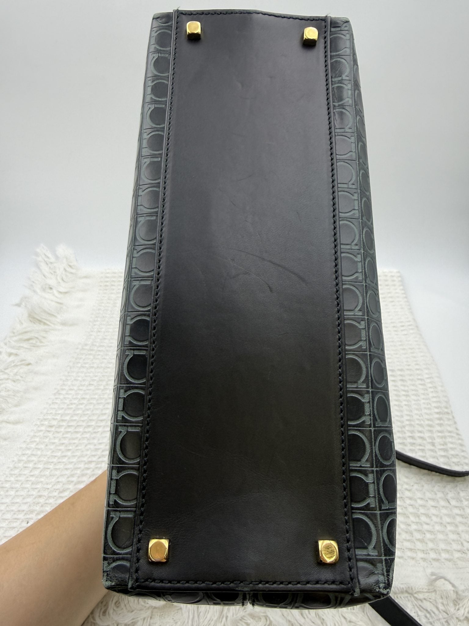 ferragamo gancini black logo leather stock no 0250014