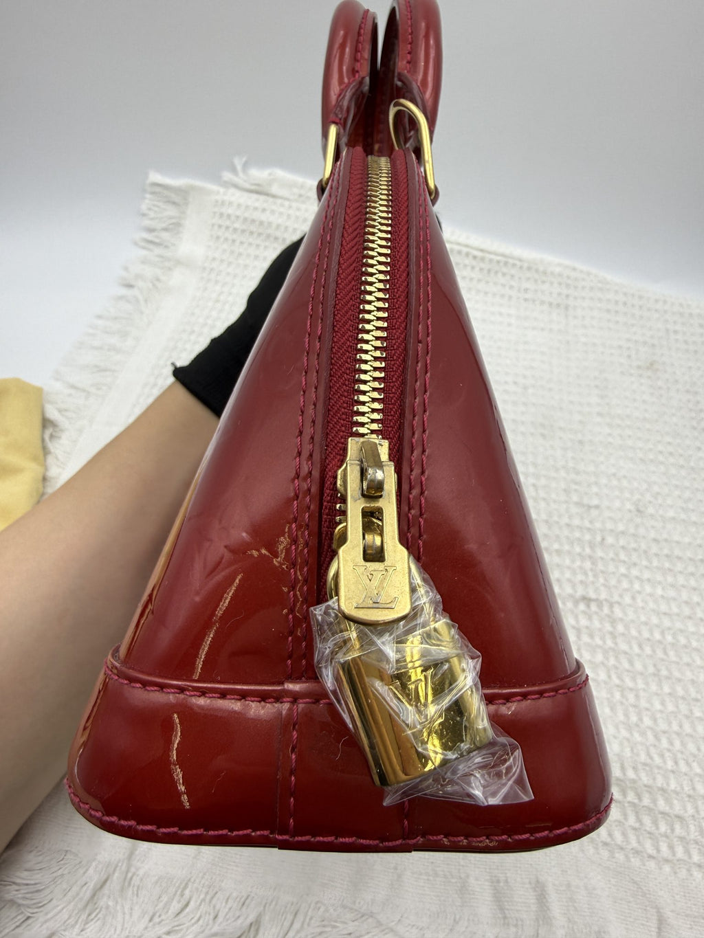 louis vuitton alma bb red monogram vernis leather stock no 0073191